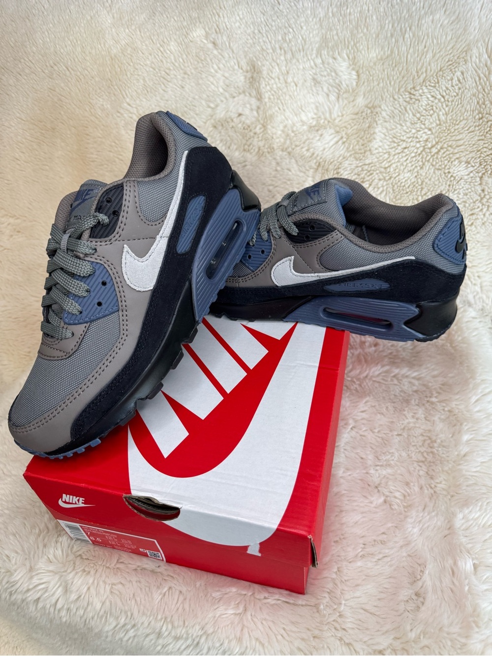 New in Box - Nike Air Max 90 / Men’s size 7 or Women’s 8.5